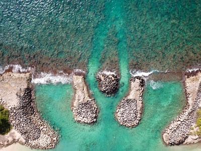 白天海岸和岩石的航空摄影